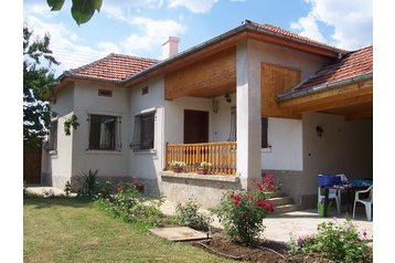 Bugarska Chata Veliki Preslav, Eksterijer